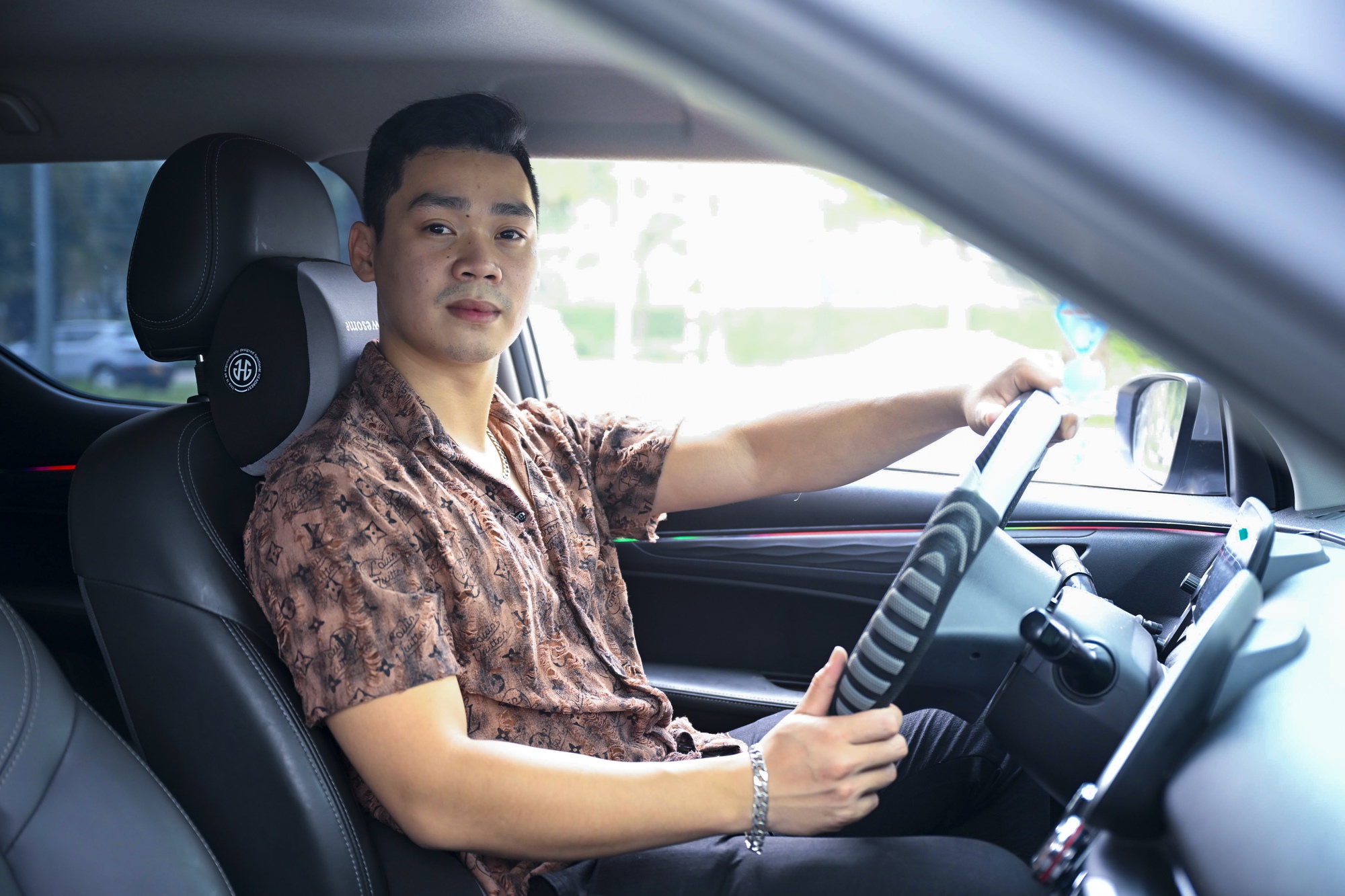 Giải mã bài toán thu hồi vốn thần tốc của tài xế dịch vụ chạy xe điện: Không chỉ là câu chuyện tiền sạc rẻ!- Ảnh 1. Giải mã bài toán thu hồi vốn thần tốc của tài xế dịch vụ chạy xe điện: Không chỉ là câu chuyện tiền sạc rẻ!- Ảnh 1.