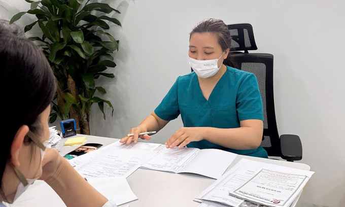 Bác sĩ Trang thăm khám và tư vấn cho người phụ nữ. Ảnh: Bác sĩ cung cấp