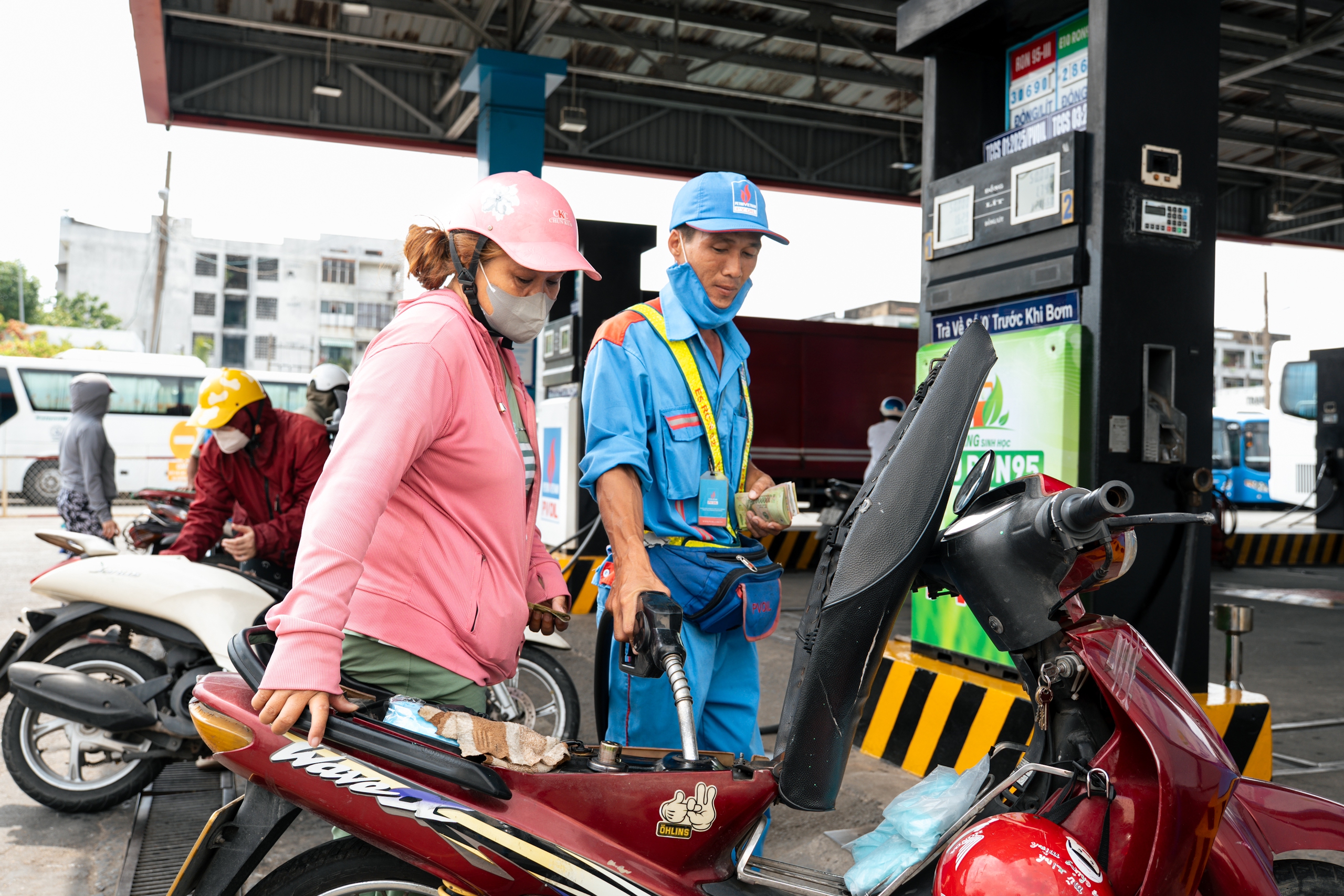 Không được lợi dụng biến động giá xăng, dầu để tăng giá vận tải bất hợp lý - Ảnh 1.