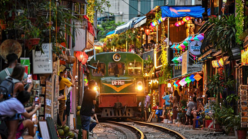 Không phải Bùi Viện, con phố này ở Việt Nam được báo Tây ví ghé đây như 