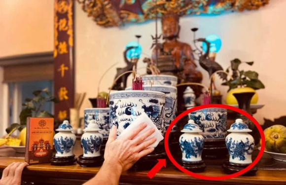 2 thứ quan trọng trên bàn thờ nhưng nhiều người bỏ qua: Không phải bình hoa, khay nước- Ảnh 1. 2 thứ quan trọng trên bàn thờ nhưng nhiều người bỏ qua: Không phải bình hoa, khay nước- Ảnh 1.