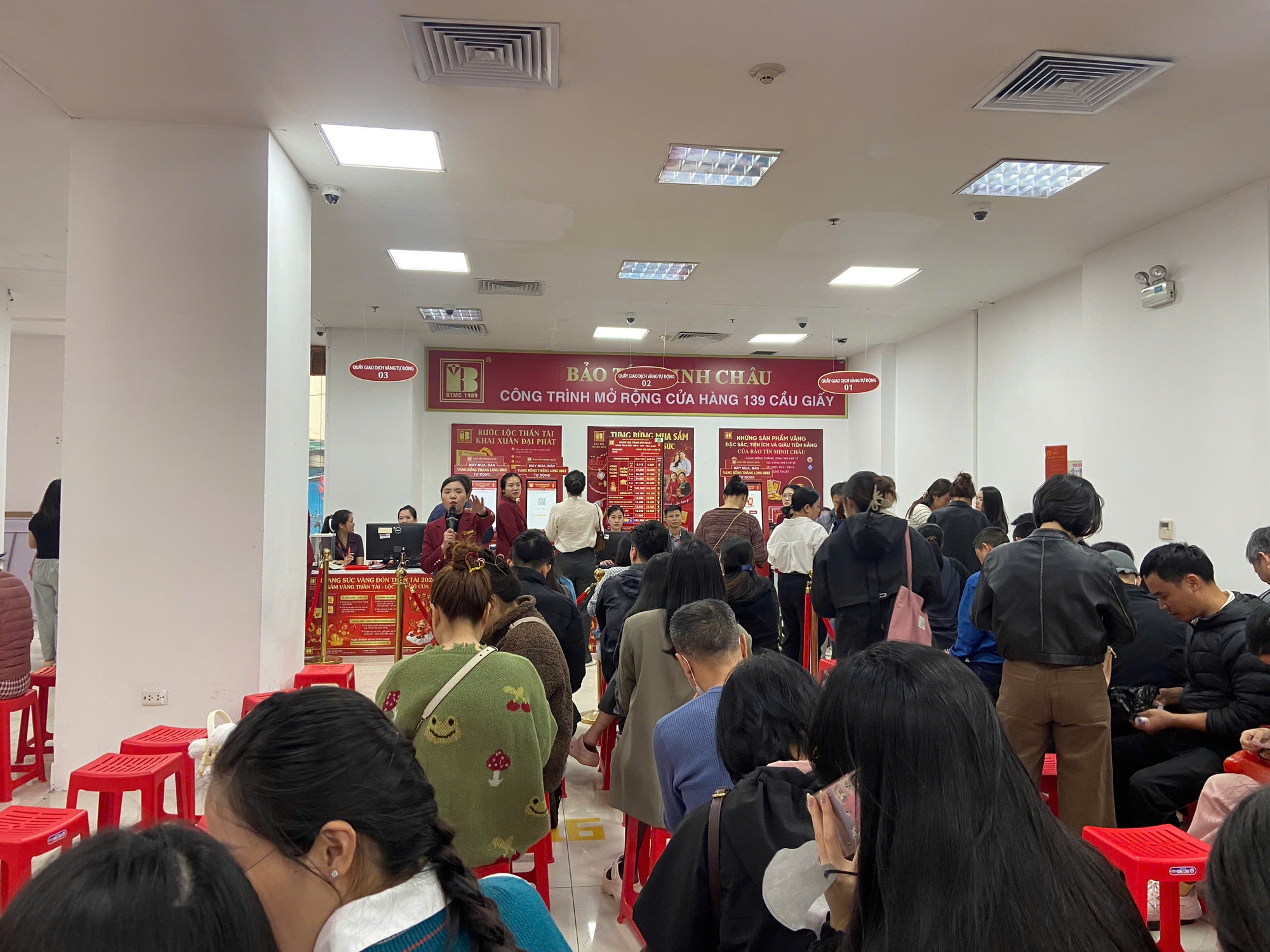 Đi xếp hàng mua vàng mới thấy: Không phải cứ có tiền mua vàng là vui!- Ảnh 1.