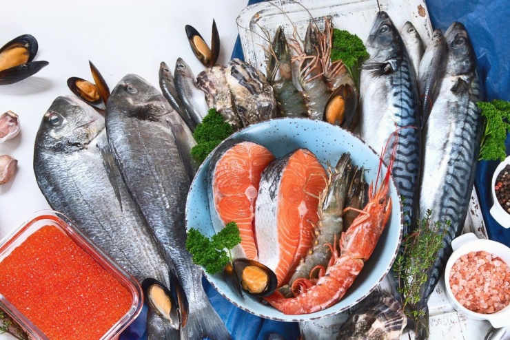 Nên đa dạng hóa các loại cá trong thực đơn, ưu tiên cá béo giàu omega-3 và hạn chế các loài có nguy cơ tích tụ thủy ngân cao để đảm bảo lợi ích sức khỏe lâu dài