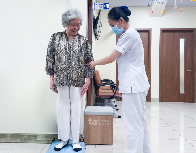 Bà Na đo chiều cao cân nặng khi đến tái khám với bác sĩ Dung. Ảnh: Bệnh viện Đa khoa Tâm Anh