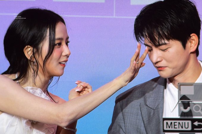 Không tin nổi Jisoo lộ liễu đẩy đưa, thể hiện tình ý với bạn diễn nam thần tới mức này rồi?- Ảnh 2.