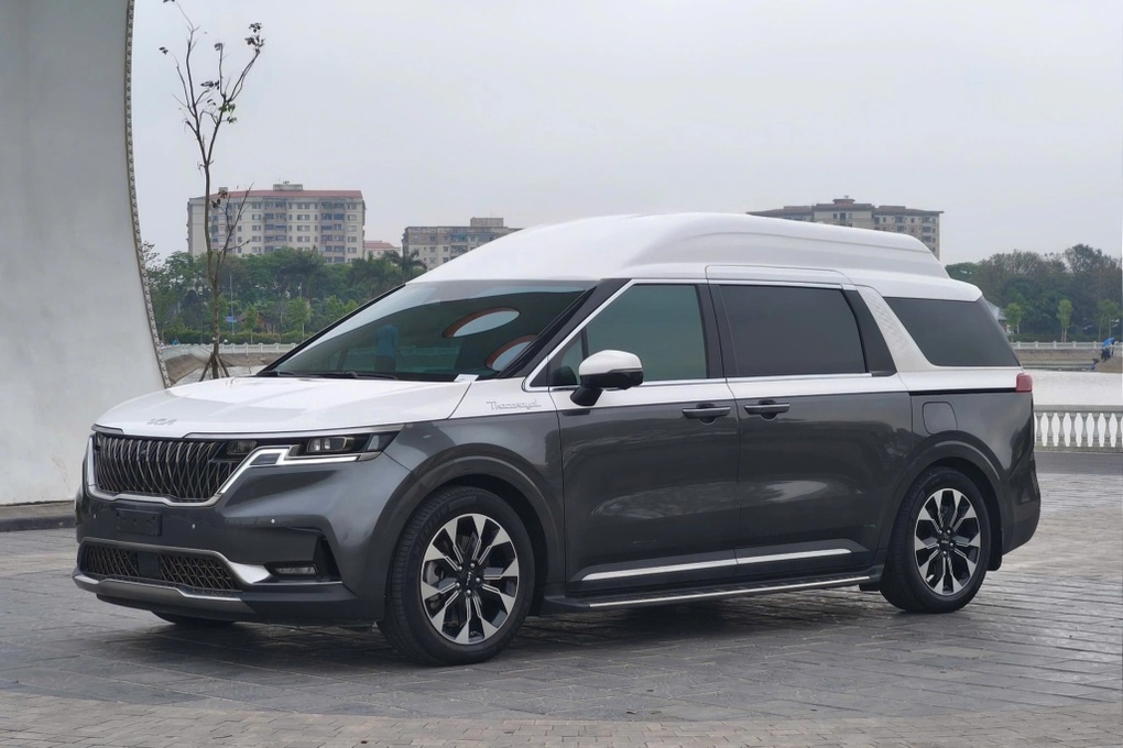 Kia Carnival Royal 4 năm tuổi được rao bán ngang giá xe sang - 1