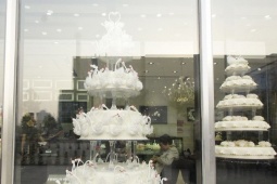 Một chiếc bánh kem giá gần 6,7 tỷ, được giao tận nhà bằng xe Rolls-Royce