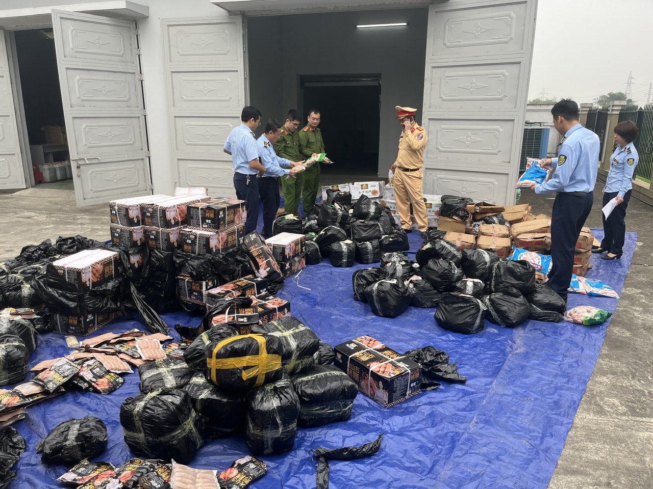 Kiểm tra 2 xe tải chở 2.340kg lạp xưởng, bánh bao, thanh cua, chả mực.... công an phát hiện chi tiết khiến nhiều người “ớn lạnh”- Ảnh 1.