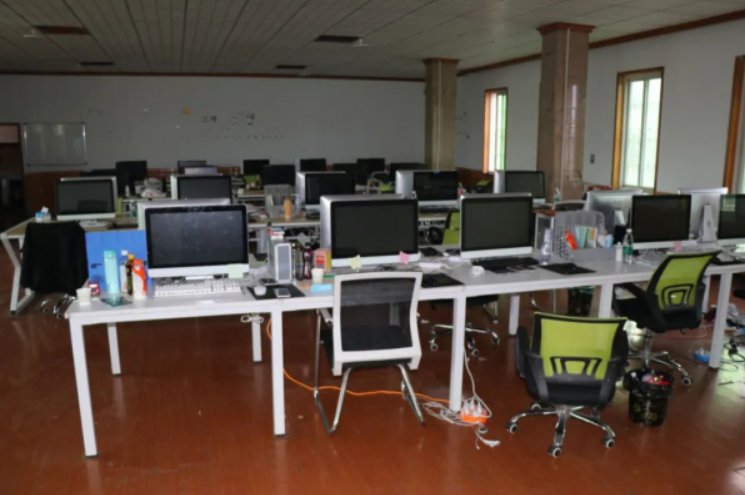 Kiểm tra đột xuất 1 khách sạn, phát hiện 40 máy tính và 100 điện thoại hoạt động 24/7, phanh phui đường dây lừa đảo hơn 38 tỷ đồng- Ảnh 1.