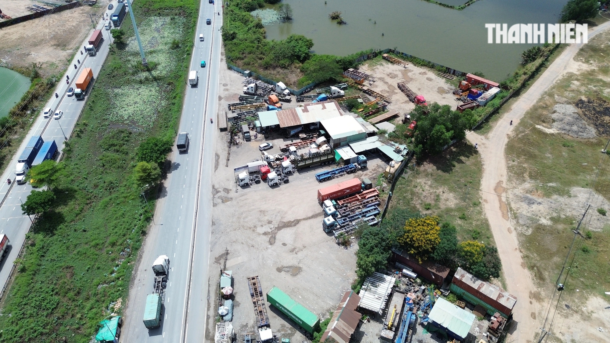 Hàng loạt bãi xe tự phát dọc đường Võ Chí Công: Kiểm tra xong… vẫn hoạt động- Ảnh 3.