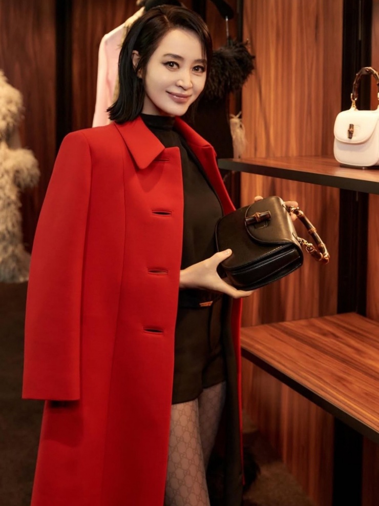 Minh tinh theo đuổi phong cách gợi cảm, sang trọng ở sự kiện tháng 9/2025. Theo Osen, Hye Soo là thần tượng, hình mẫu lý tưởng của nhiều sao hạng A Hàn Quốc như Song Hye Kyo, Son Ye Jin, Han Hyo Joo, Han Ji Min hay Chun Woo Hee. Ảnh: Hodu&U Entertainment