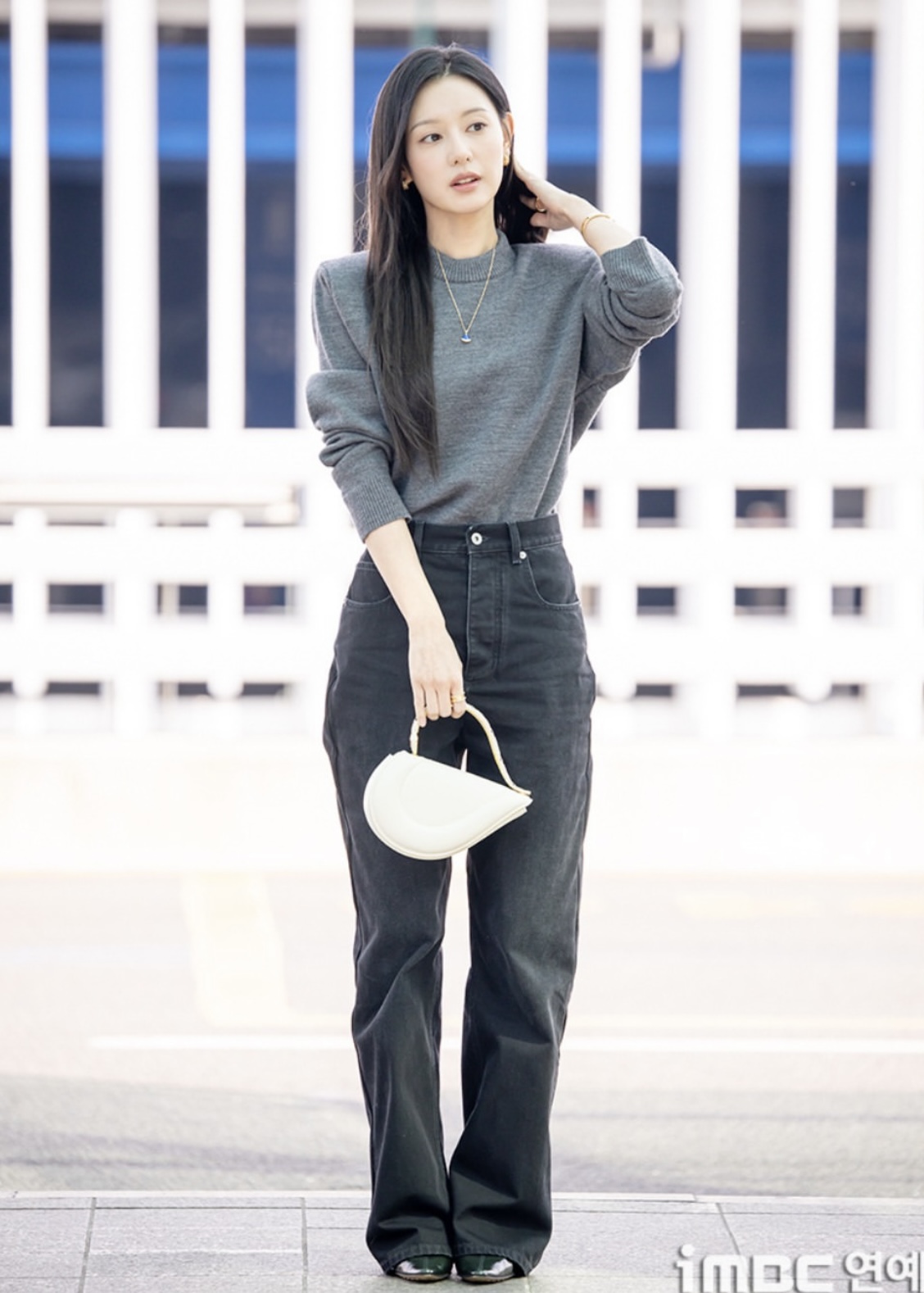 Kim Ji Won ra sân bay thôi cũng toát ra “đầy mùi tiền”- Ảnh 1.