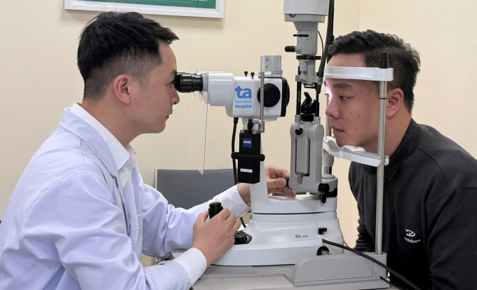 Bác sĩ Thạnh khám mắt cho một nam thanh niên Ảnh: Bệnh viện Đa khoa Tâm Anh