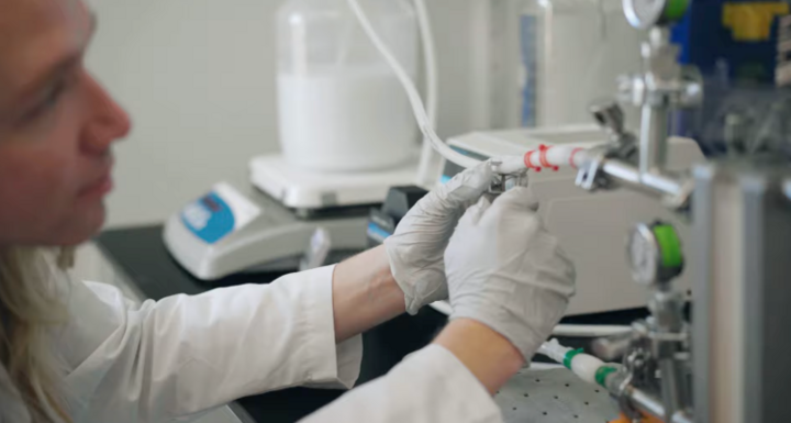 Kinh ngạc công nghệ biến khí thải CO2 thành quần áo thời trang- Ảnh 2.