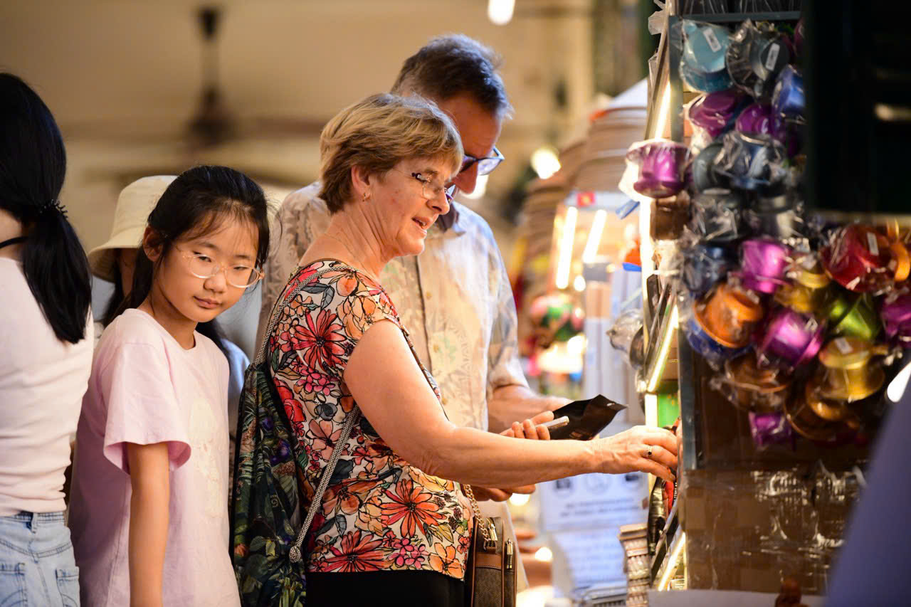 Kinh tế đêm TP.HCM phải thoát bóng 'ăn nhậu vỉa hè' 2 kinh tế đêm - Ảnh 2.