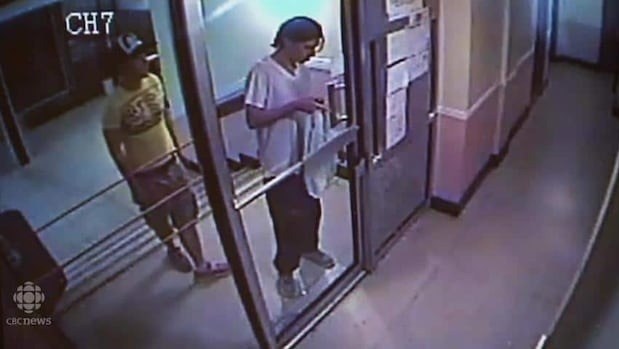 Luka Magnotta (áo trắng) và Jun Lin được camera giám sát ghi lại đang bước vào tòa nhà chung cư của Luka ở Montreal vào tối 24/5/2012. Ảnh: Montreal Police