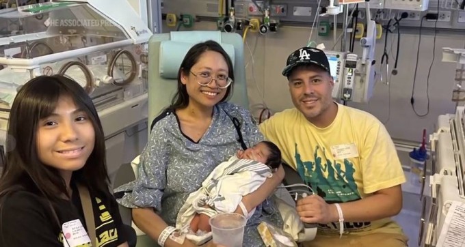 Vợ chồng Lopez đón con trai nhỏ hồi tháng 8 năm ngoái. Ảnh: AP