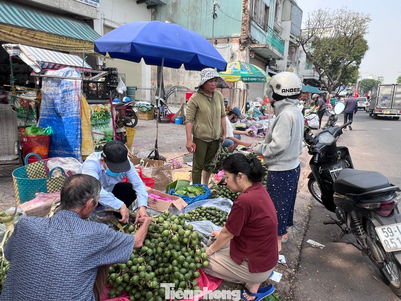 Lạ lùng những phiên chợ ‘không giống ai’ ở TPHCM- Ảnh 1.