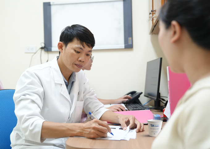 Bác sĩ Trung tâm Sản Phụ khoa đang tư vấn cho người bệnh. Ảnh minh họa: Bệnh viện Đa khoa Tâm Anh Hà Nội