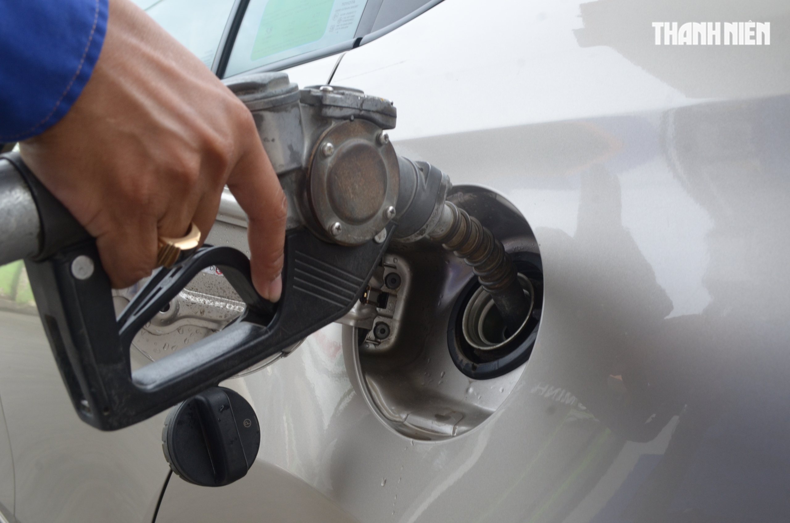 Lắc xe khi tiếp nhiên liệu có giúp đổ được nhiều xăng, dầu hơn? - Ảnh 1.