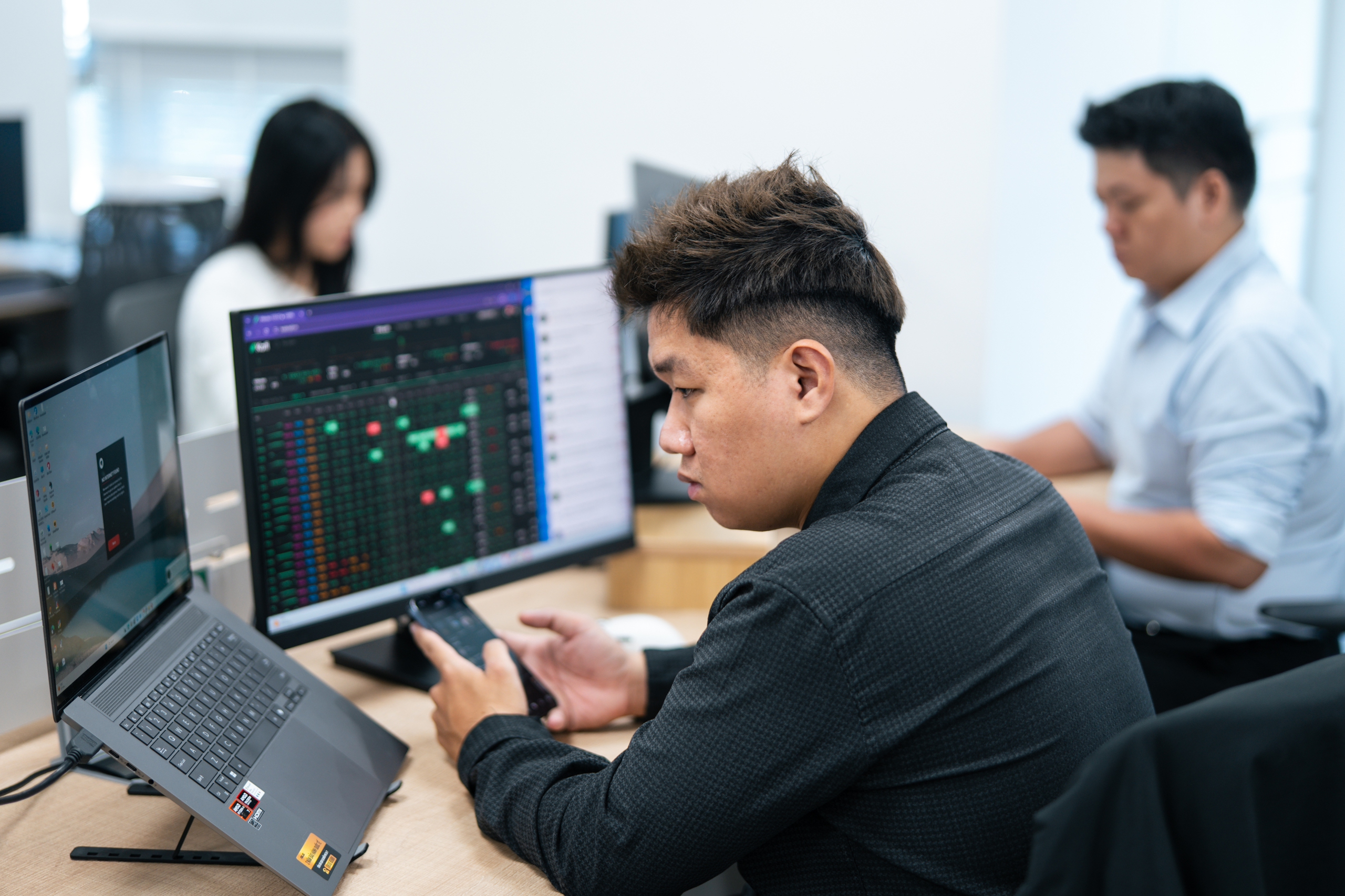 Lãi margin đắt hơn, loạt cổ phiếu chứng khoán biến động theo nhịp thị trường - Ảnh 1.