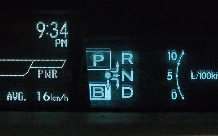 Lái ô tô hybrid leo dốc cao, vì sao không nên sử dụng chế độ số B? - Ảnh 1.