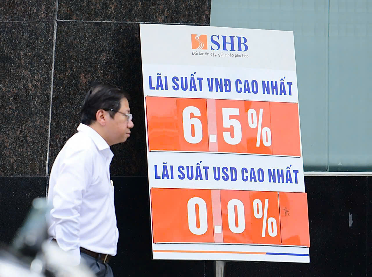 Lãi suất liên ngân hàng về 3% sau khi vọt lên gần 20%: Vui thôi, đừng vui quá - Ảnh 1.