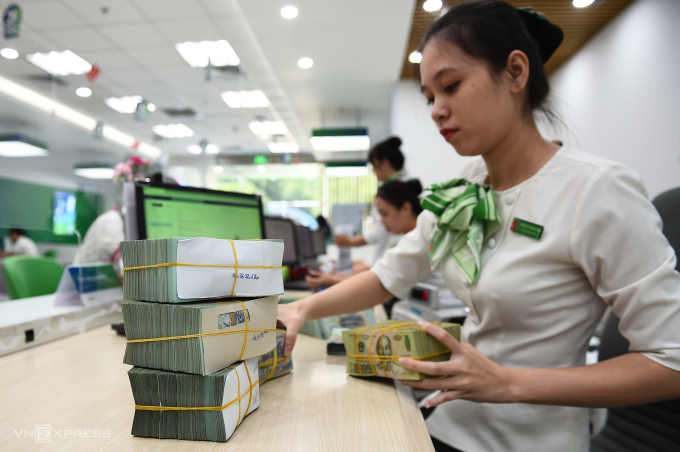 Giao dịch tại một ngân hàng thương mại. Ảnh: Giang Huy