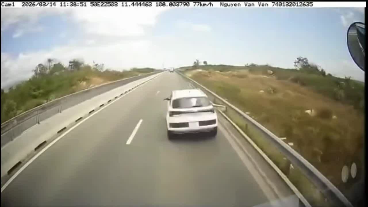 Khoảnh khắc xe tải tông ôtô 5 chỗ trên cao tốc Cam Lâm - Vĩnh Hảo