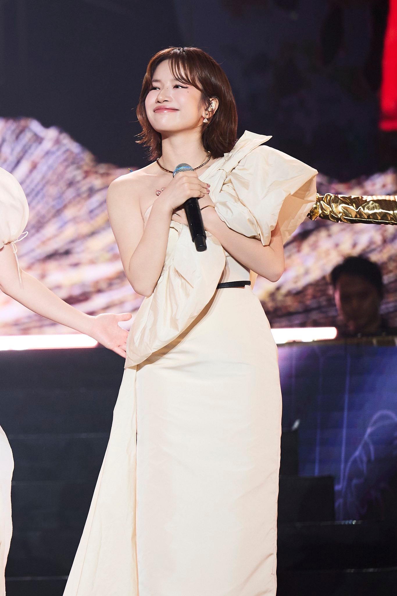 Nữ Thượng úy liên tục hát “oét” với cái lạnh 7 độ C, giọng run rẩy dưới thời tiết cắt da thịt- Ảnh 1.