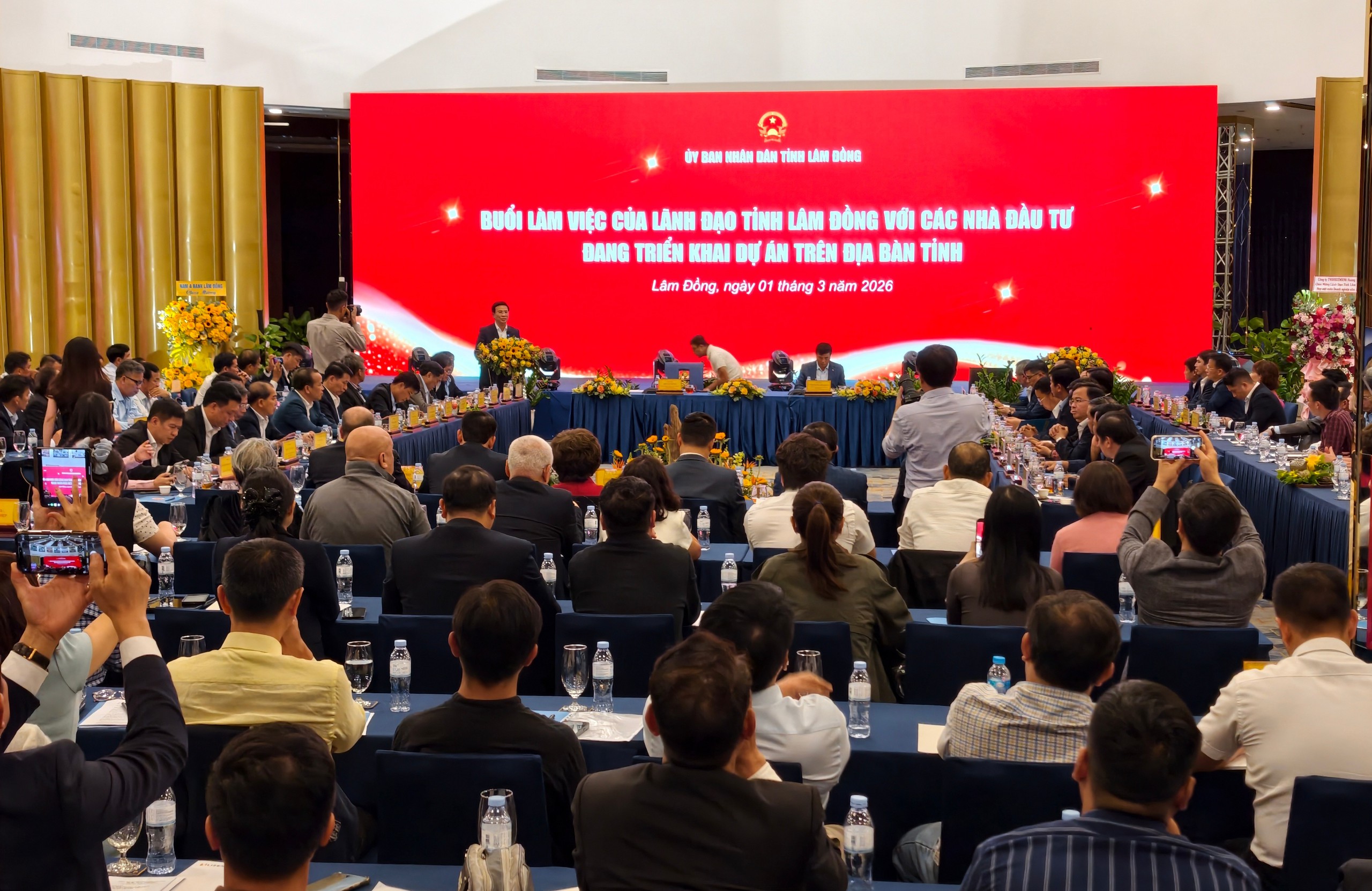 Lâm Đồng gặp gỡ doanh nghiệp để tháo gỡ khó khăn cho 337 dự án - Ảnh 1.