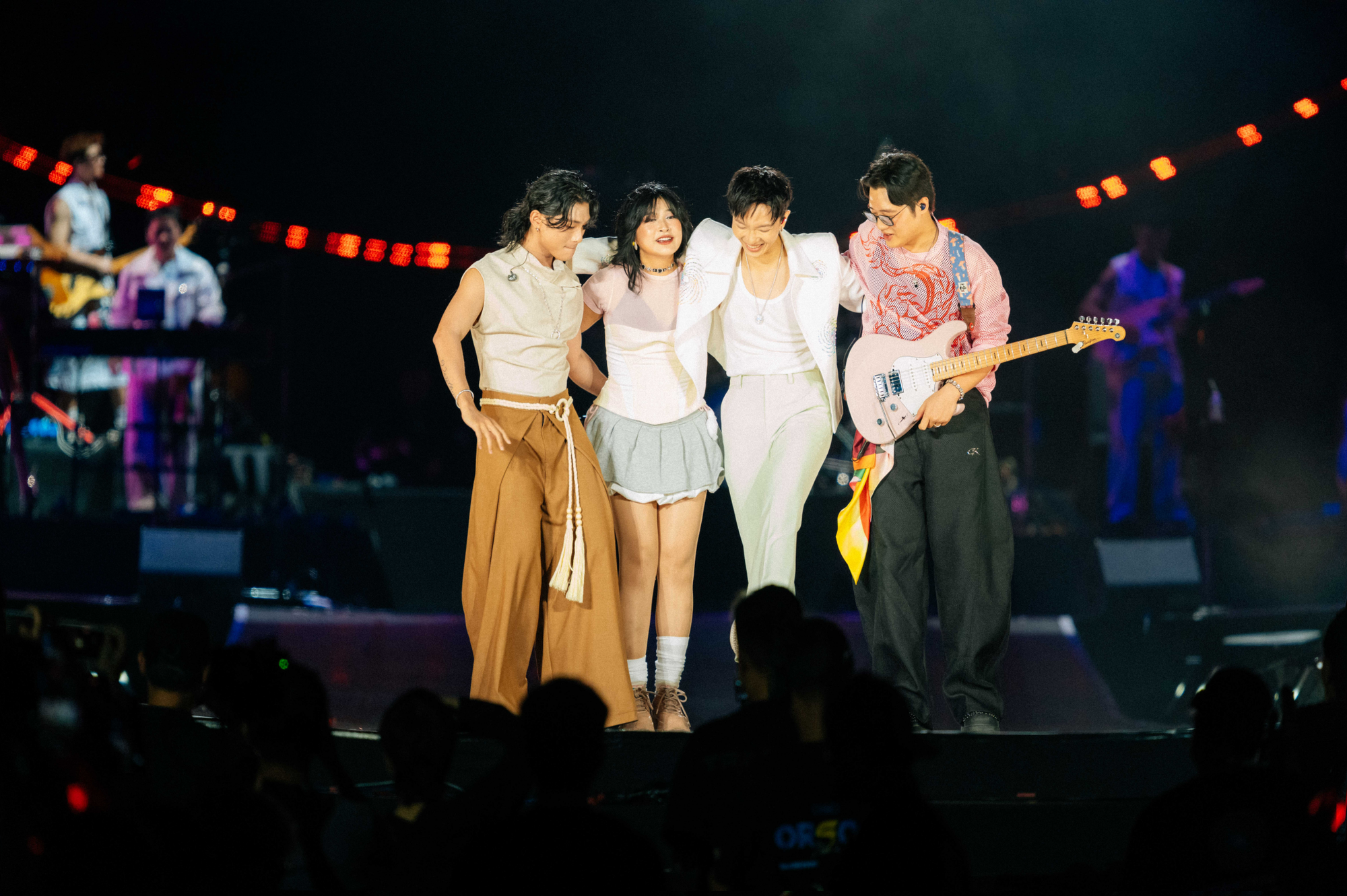 Làm nghệ sĩ, ai cũng muốn được 9.777 người yêu như Hoàng Dũng!- Ảnh 3. Làm nghệ sĩ, ai cũng muốn được 9.777 người yêu như Hoàng Dũng!- Ảnh 3.