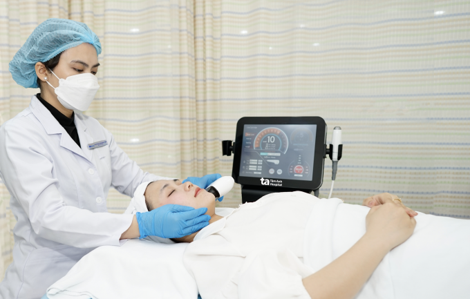 Bác sĩ Trân sử dụng sóng siêu âm hội tụ HIFU để cải thiện da chảy xệ cho người bệnh. Ảnh minh họa: Bệnh viện Đa khoa Tâm Anh