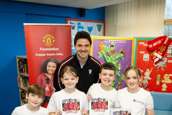 Lammens chụp ảnh với các em nhỏ trong sự kiện của quỹ từ thiện United Foundation ngày 25/2. Ảnh: Man Utd