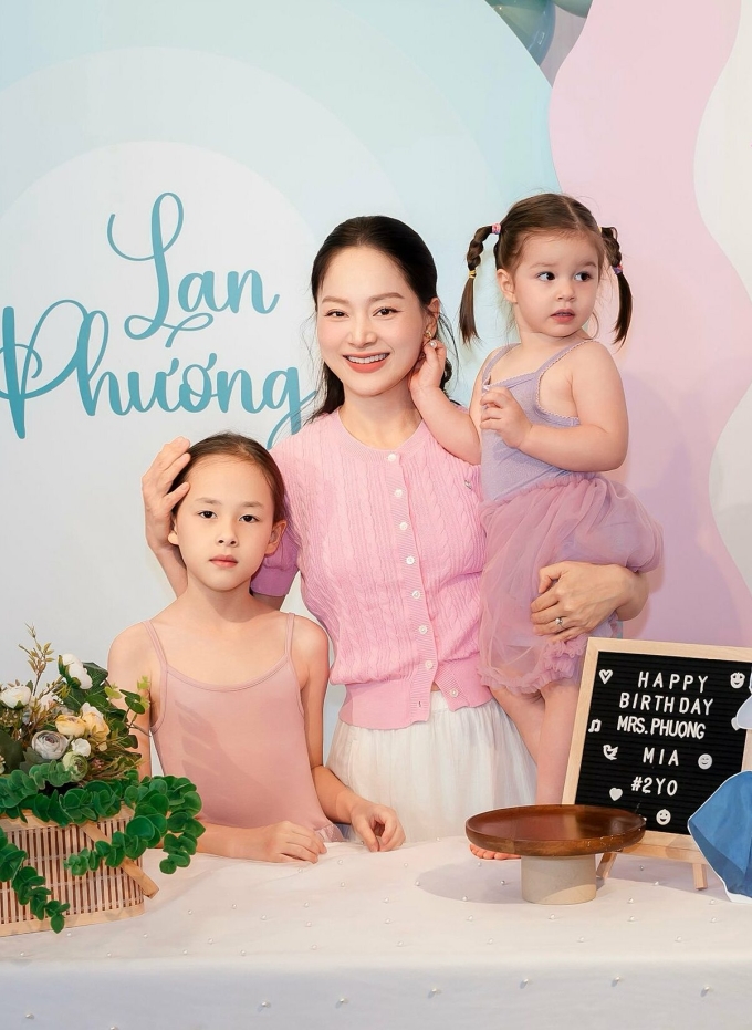 Lan Phương bên hai con Lina, tám tuổi và Mia, hai tuổi. Ảnh: Nhân vật cung cấp