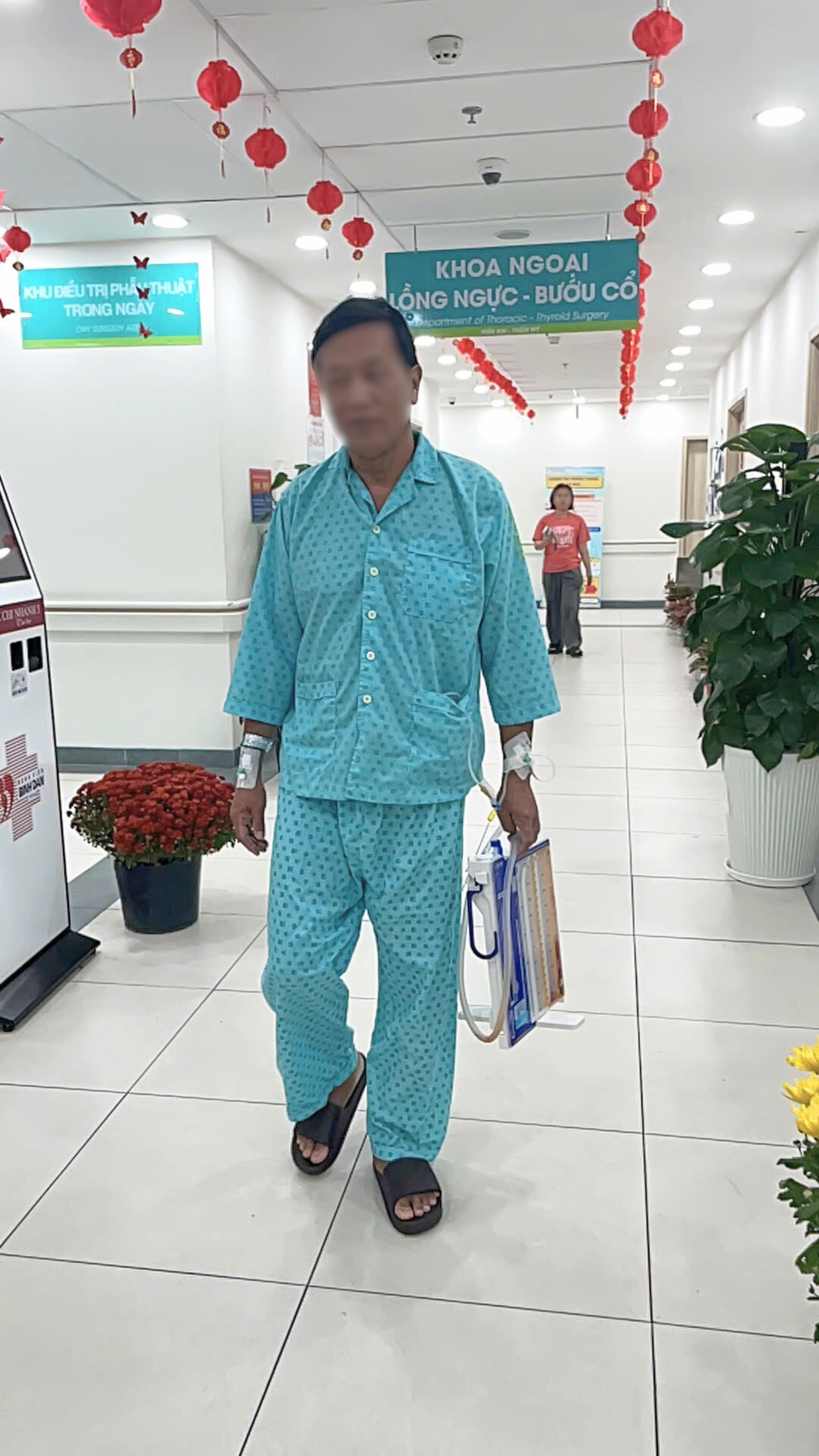 Lần đầu tại Việt Nam, dùng robot mổ cứu người bị bệnh phổi hiếm gặp - Ảnh 1.