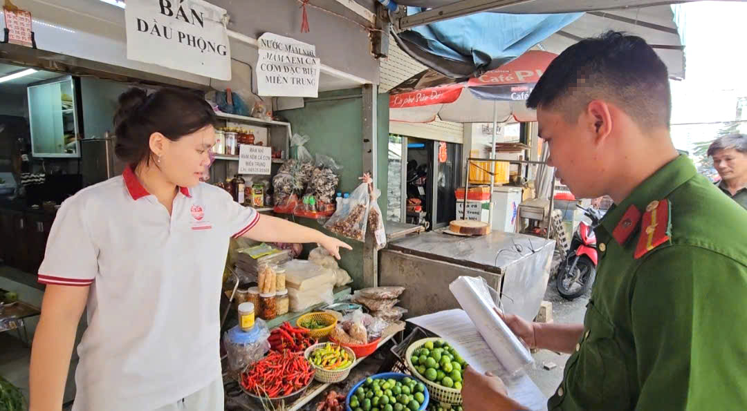 Phường Thạnh Mỹ Tây: Lắng nghe để xử lý dứt điểm lấn chiếm vỉa hè, lòng đường- Ảnh 5. Phường Thạnh Mỹ Tây: Lắng nghe để xử lý dứt điểm lấn chiếm vỉa hè, lòng đường- Ảnh 5.