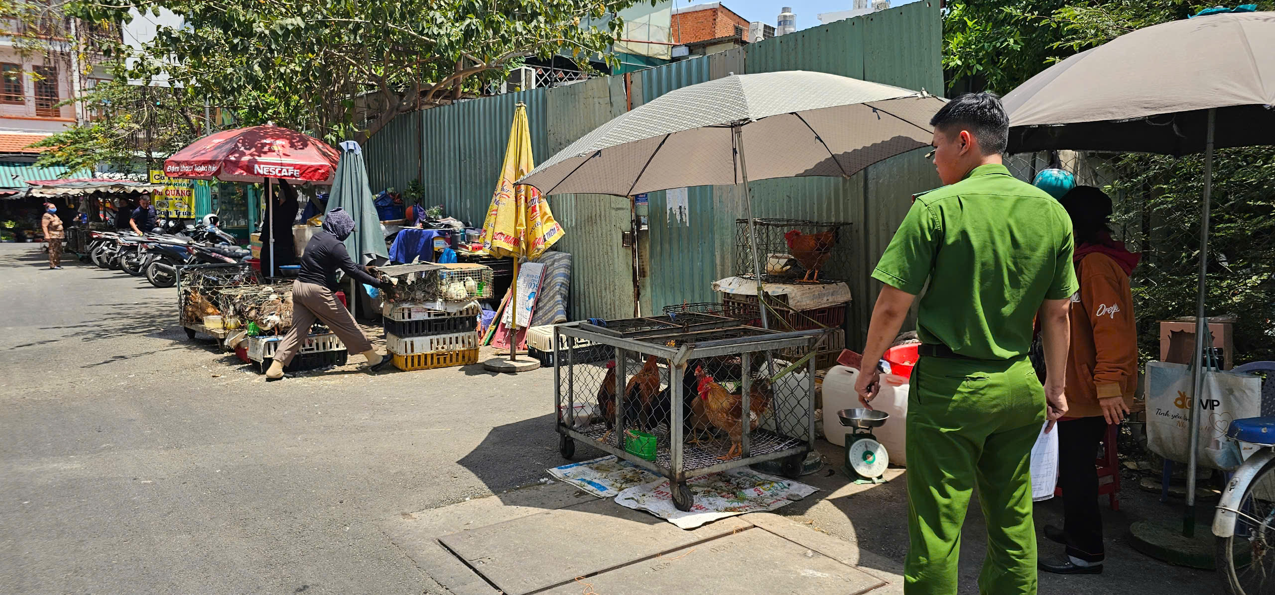 Phường Thạnh Mỹ Tây: Lắng nghe để xử lý dứt điểm lấn chiếm vỉa hè, lòng đường- Ảnh 1. Phường Thạnh Mỹ Tây: Lắng nghe để xử lý dứt điểm lấn chiếm vỉa hè, lòng đường- Ảnh 1.