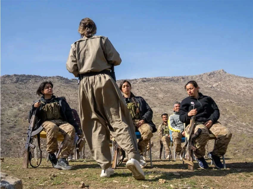 Các nữ chiến binh người Kurd thuộc tổ chức Komala trong một buổi đào tạo chính trị tại trại Zergwez ở khu tự trị Kurdistan (Iraq). Ảnh: Peter van Agtmael/MONOCLE Lãnh đạo người Kurd ở Iran tuyên bố sẵn sàng tham chiến nếu Mỹ hỗ trợ.jpg