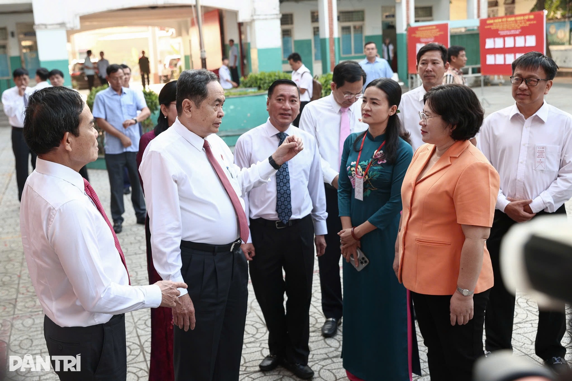 Lãnh đạo, nguyên lãnh đạo và hơn 9,6 triệu cử tri TPHCM đi bầu cử - 1