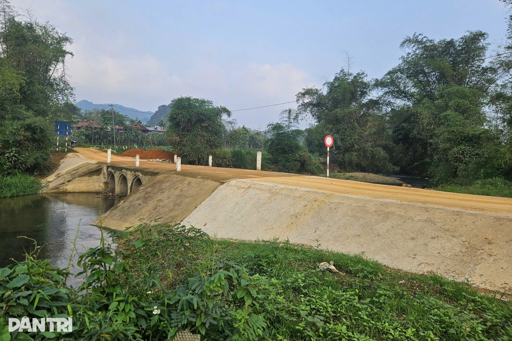 Lào Cai: Đường dẫn vào cầu Dân trí hoàn thành tu sửa trước mùa mưa bão - 1