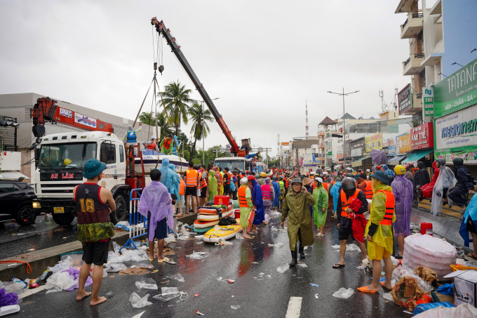Quân đội dựng lều hỗ trợ người dân vùng ngập Khánh Hòa tránh trú, tháng 11/2025. Ảnh: Bùi Toàn