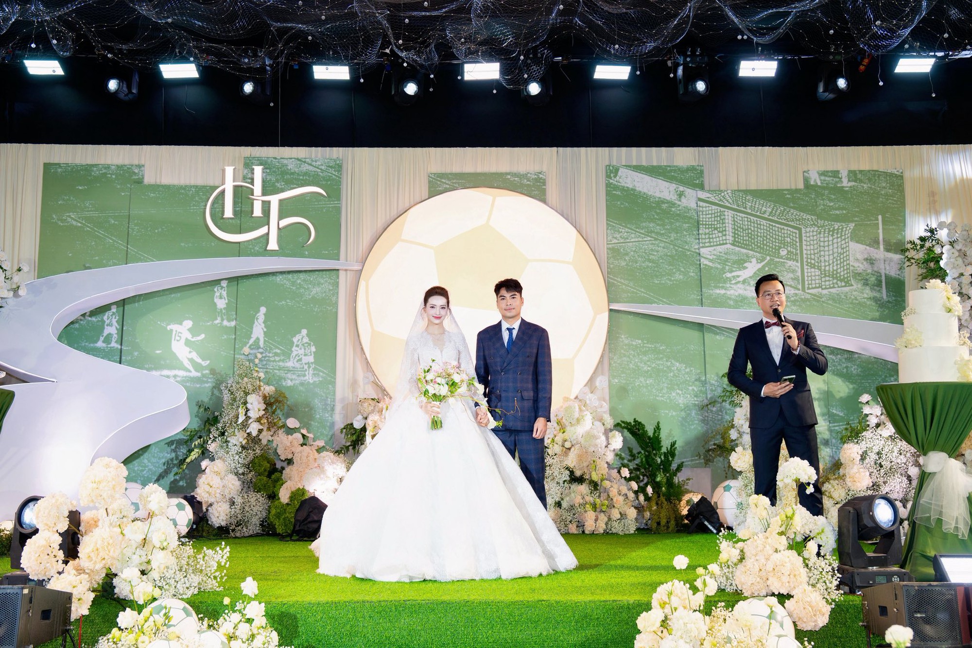 Được MC Huyền Trang Mù Tạt chuyển khoản 200 triệu đồng mua 