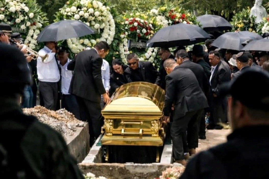 Lễ tang trùm ma túy Mexico: Quan tài vàng và vòng hoa không tên - 1