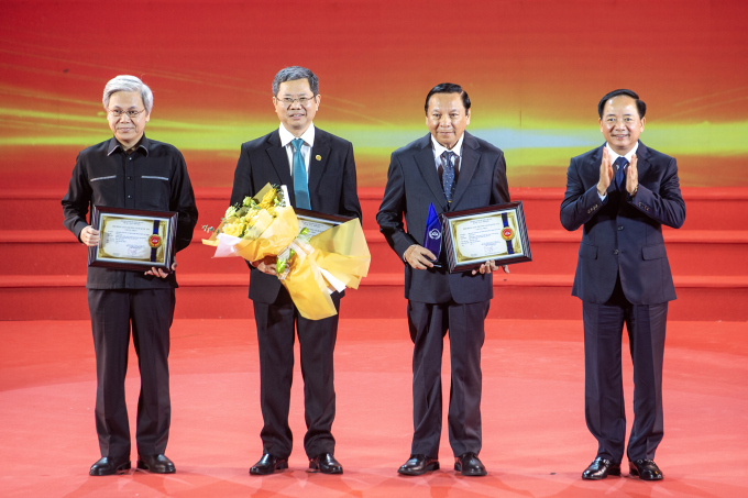 Ông Trịnh Văn Quyết (ngoài cùng bên phải) trao giải cho đại diện nhóm dịch giả. Ảnh: Việt Linh