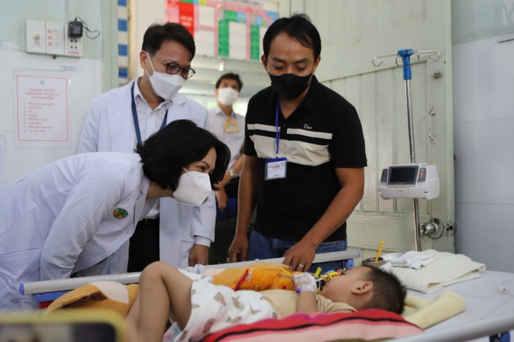 Đoàn công tác Bộ Y tế thăm trẻ mắc bệnh tay chân miệng điều trị tại Bệnh viện Nhi Đồng 2