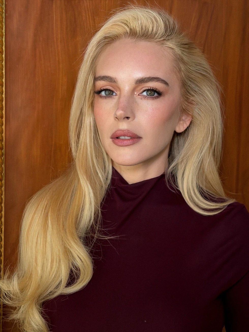 Lindsay Lohan “lão hóa ngược” ở tuổi 40, hồi sinh sau tháng ngày đen tối - 1