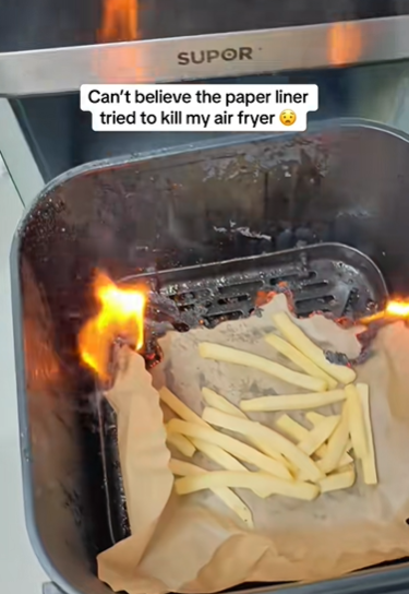 Lính cứu hỏa chỉ thói quen khi dùng nồi chiên làm tăng nguy cơ cháy nổ 3 Nhiều người chuộng dùng giấy nến để chống dính và dễ vệ sinh nồi chiên không dầu. Tuy nhiên, nếu luồng gió thổi mạnh, lượng thức ăn quá ít không đủ để giữ giấy, có thể khiến giấy bay lên chạm vào thanh nhiệt và bắt cháy.