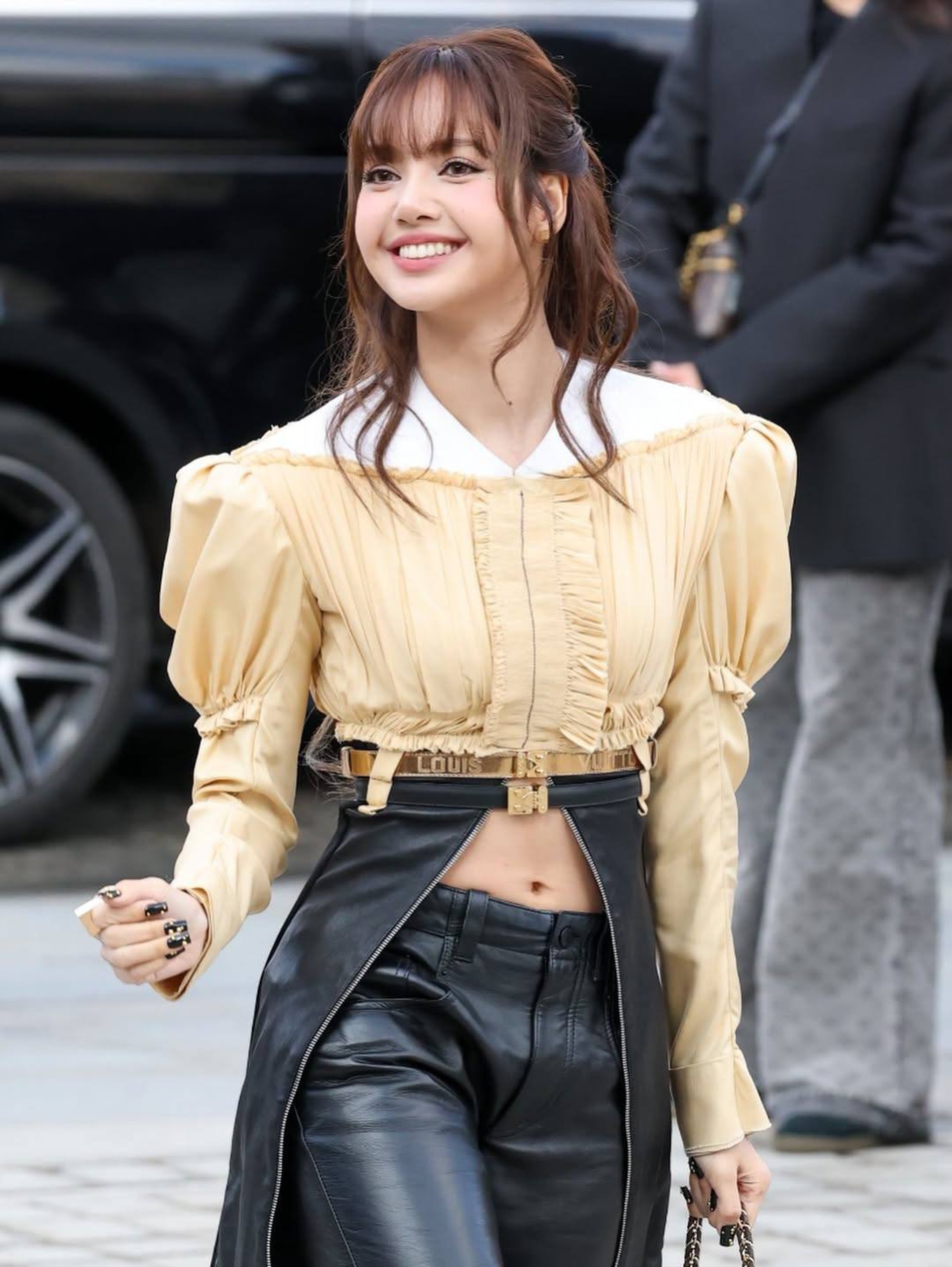 Lisa khoe eo thon dưới 50cm, Lưu Diệc Phi gây tranh cãi vì váy sến súa - 1