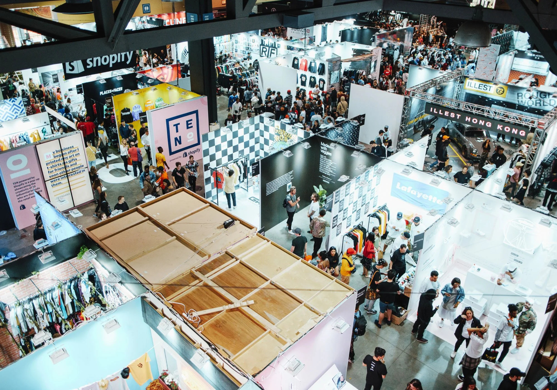 Lisa sắp bán quần áo ở hội chợ- Ảnh 6.